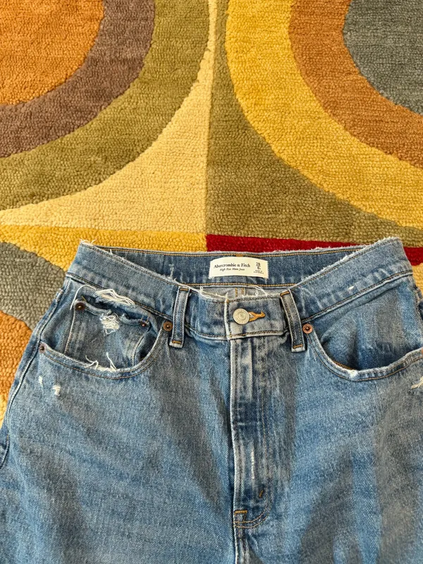 Abercrombie & Fitch High Rise Mom Jean Size 28 / 6 SHORT See pics got staining - Image 6