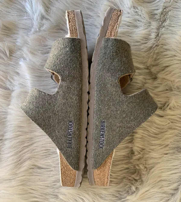 Birkenstock Women’s happy lamb wool Arizona sandals Size 7-7.5 - Image 2