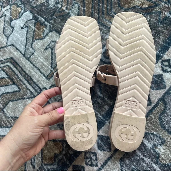 Gucci GG Light Pink Rubber Buckle Chain Link Sandals Slip‎ On - Image 5