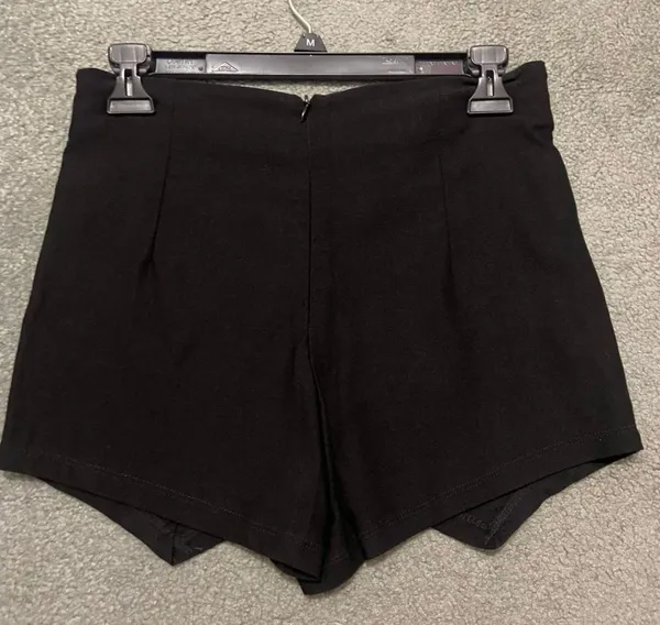 SheIn Pleated NWOT Black Envelope Shorts - Image 3