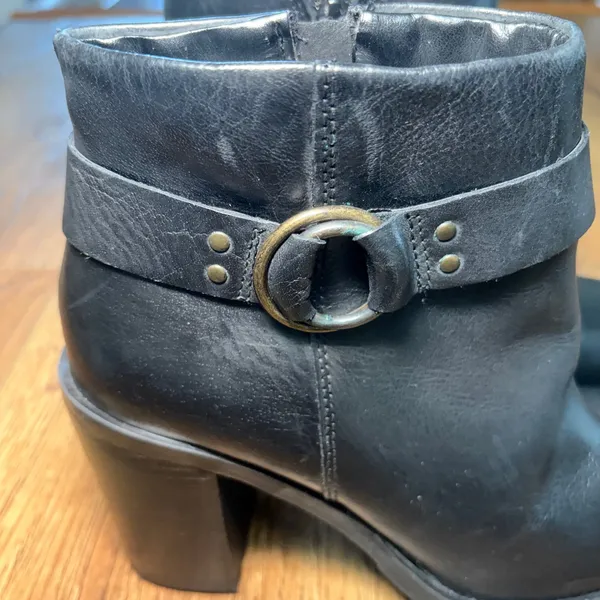 Crevo Kathryn Black Leather Block Heel Ankle Boots Moto Ring Strap Womens 8.5 - Image 3