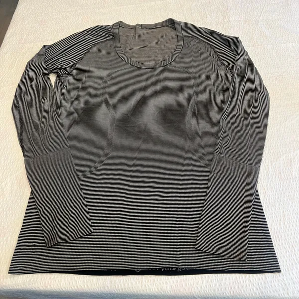 Lululemon black and white stripped swiftly tech long sleeve 12 women - Image 2