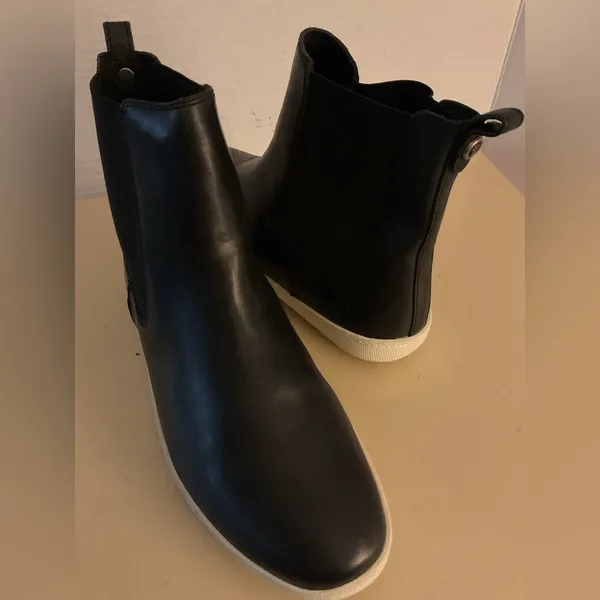 Frye women Black Leather Chelsea Booties with White Sole size 10 - Image 5