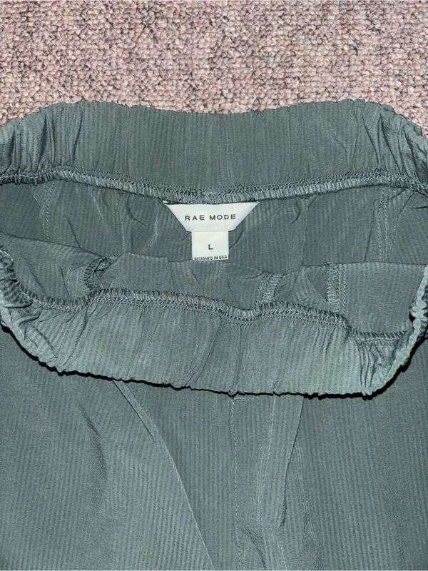 High-Waist Forest Green Women's Shorts with Elastic Waistband - Image 3
