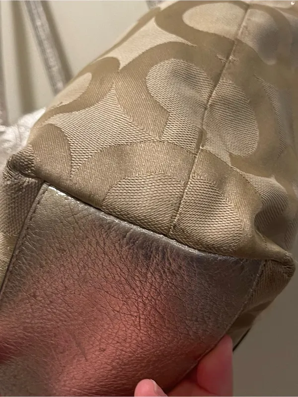 Coach JulieOp Art Tan Signature Tote/ Silver Metallic Trim❤️‍🔥needs lil clean - Image 6