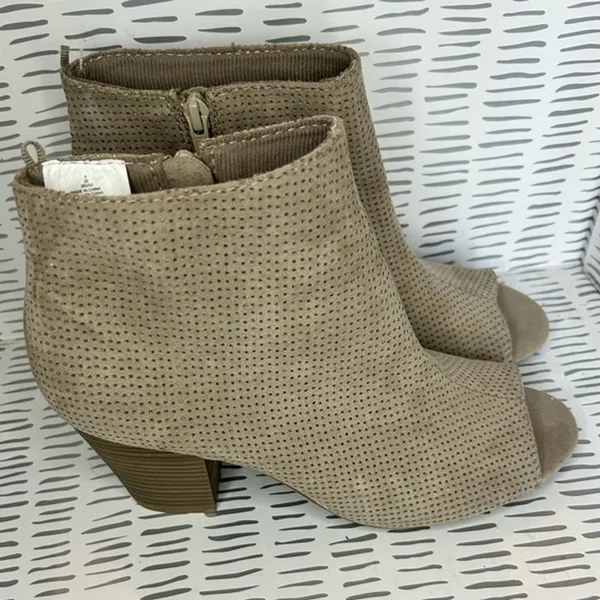 Old Navy Womens 9 Taupe Perforated Peep Toe Ankle Bootie Stacked Block Heel‎ - Image 4