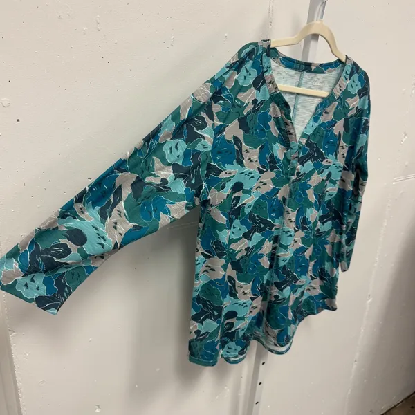 L.L. Bean Women's XL Blue Green Abstract Camo Print V-Neck Long Sleeve Top - Image 3