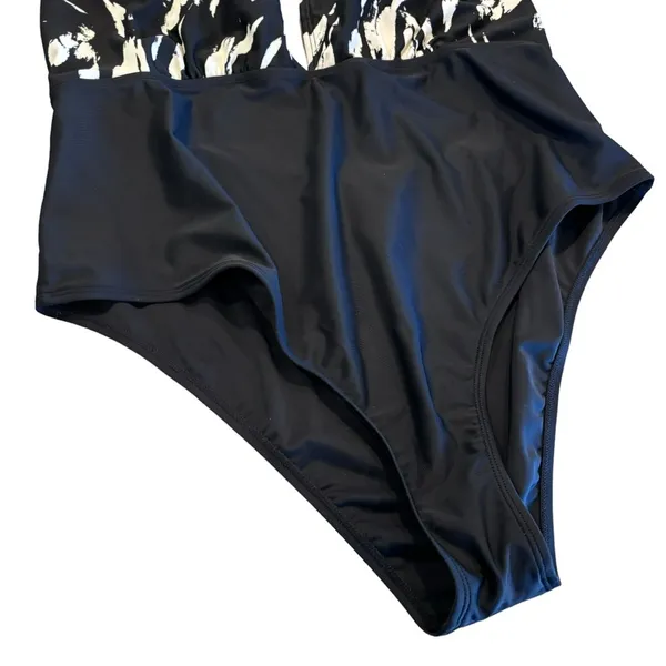 Women’s New Cupshe black white print halter tie one piece swimsuit size xl - Image 4