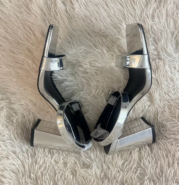PrettyLittleThing SILVER METALLIC THICK STRAP BLOCK HEELED SANDALS NWT - SIZE 8 - Image 9