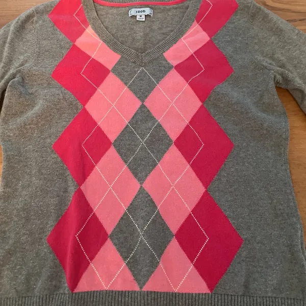 Size Medium IZOD Gray Grey Pink Argyle V-Neck Winter Sweater EUC - Image 2
