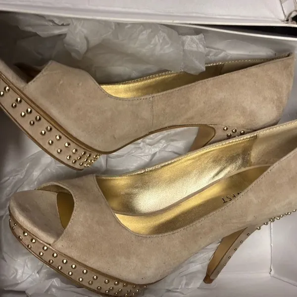 Nine West Studit Tan Suede Studded Peep Toe Platform Pumps Gold‎ Accents 8M - Image 2