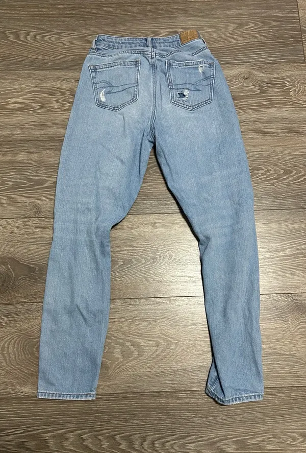 American Eagle Ripped Mom Jeans High-Rise - Image 2
