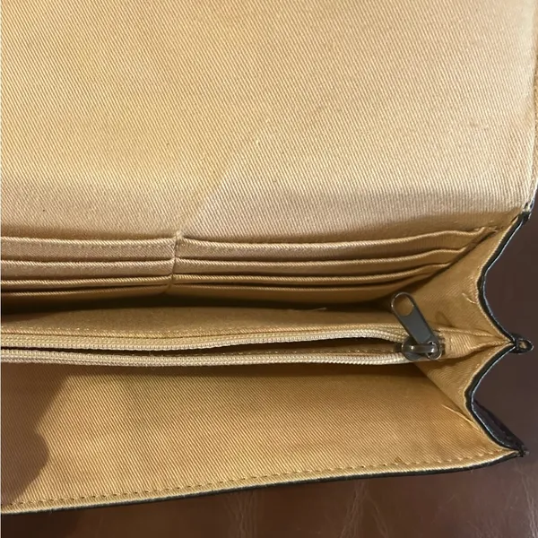 Eddie Bauer Black Leather Interior Zip Wallet great shape - Image 5