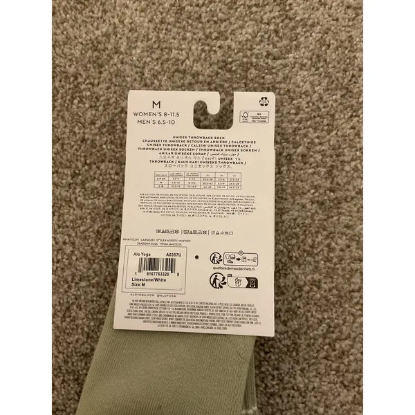 NWT Alo Yoga Unisex Throwback Socks Limestone White Crew Socks, M - Image 4