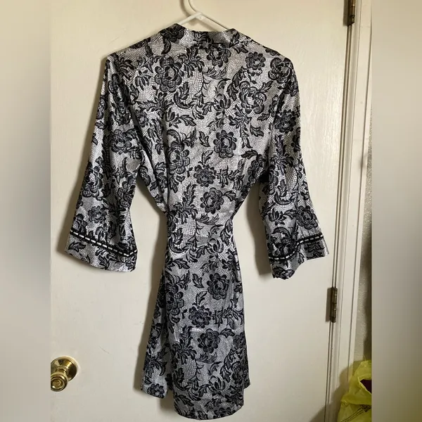 🌸Gillian & O’Malley White Black Floral Satin Belted Kimono Short Bath Robe - Image 7