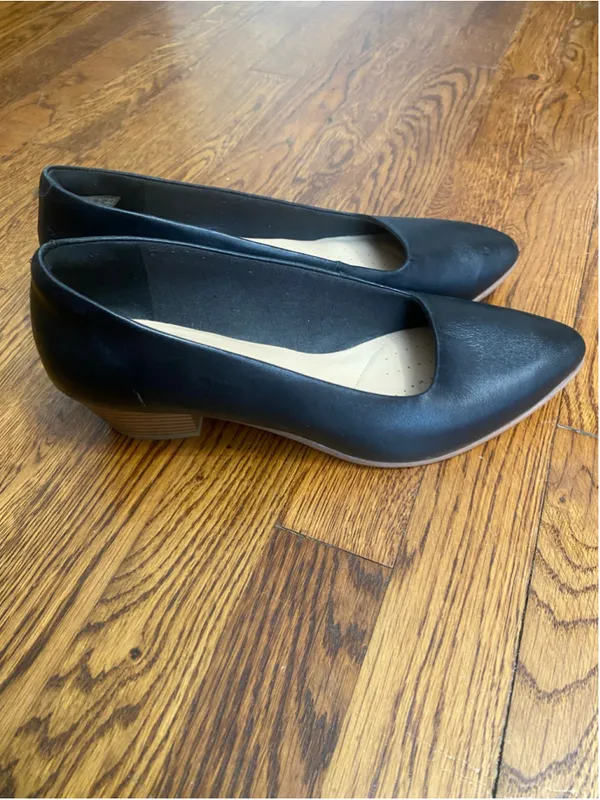 Clarks Sense35 Leather Low Heel Pumps Court Black Pointed Toe Quiet Luxury 9.5 M - Image 2