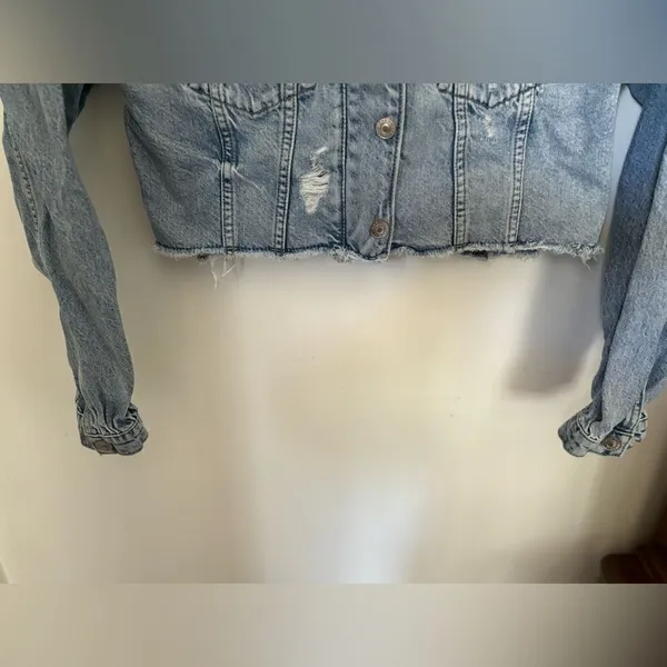 American Eagle Cropped Hooded Denim Jacket Distressed Raw Hem XS Light Wash - Image 14