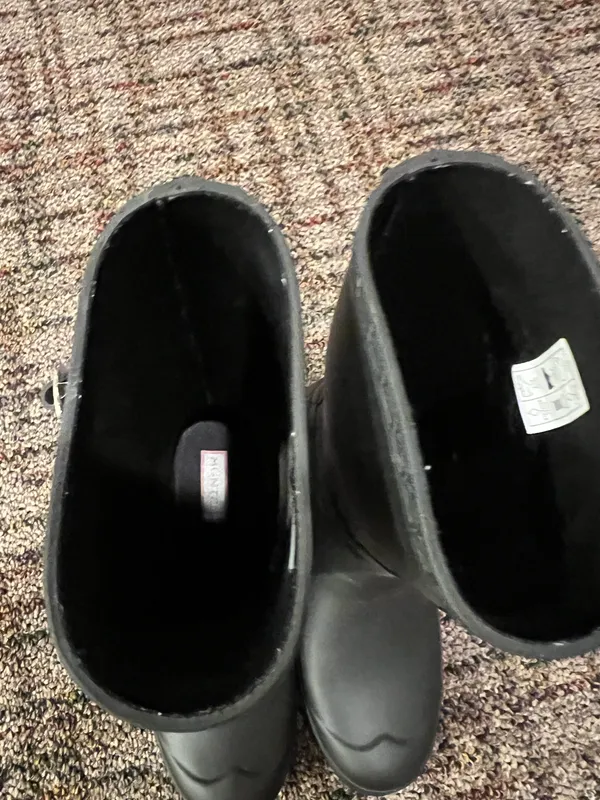 Hunter Boots Black rain boots #rainydays Stylish black rain boots. Durable and waterproof. Perfect for wet weather. - Image 4
