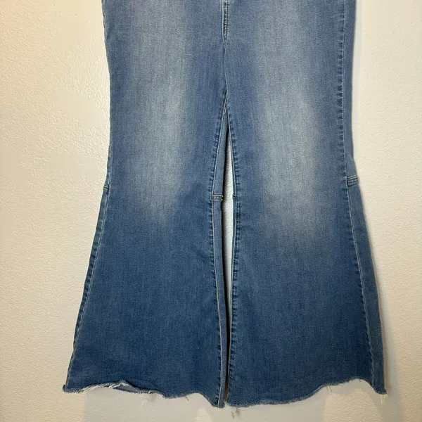 Free People Women's Size 31 Youthquake Crop Flare‎ Jeans Medium Wash - Image 12