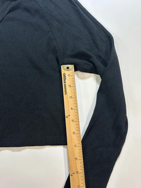 Wild Fable Black Waffle Knit Cutout Long Sleeve Crop Top Size XS - Image 4