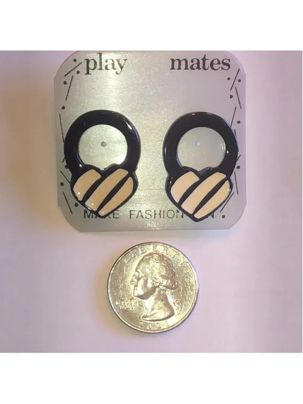 Play Mates Vintage Black and Cream Heart Hoop Earrings - Image 3