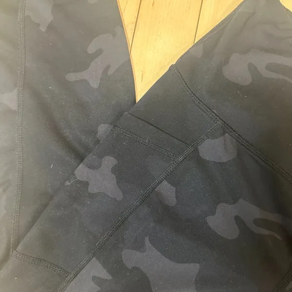 90 DEGREE BY REFLEX Black Camo Camouflage Leggings with side pockets Size Medium - Image 4