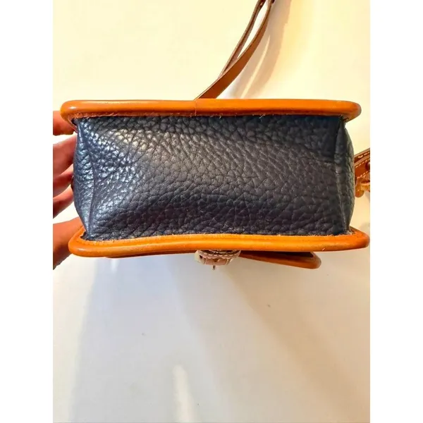 Vintage Y2K DOONEY & BOURKE Tan & Navy Pebbled Leather Crossbody - Image 5