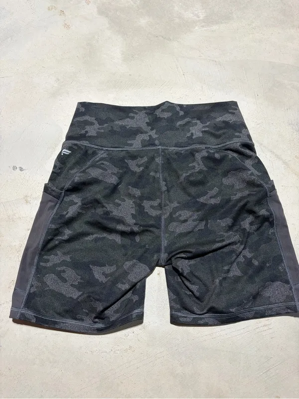 Fabletics power hold High-Waist Camo Bike Shorts medium - Image 8