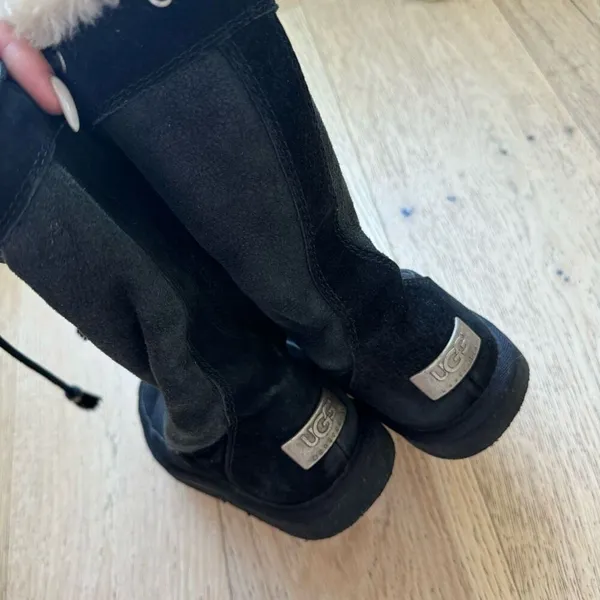 Ugg suburb Tassle size 6 shoes black sheepskin shearling lined winter boots - Image 6