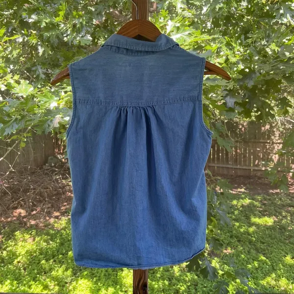 J.Crew Factory Women's Blue Denim Chambray Sleeveless Top Size 2 - Image 2