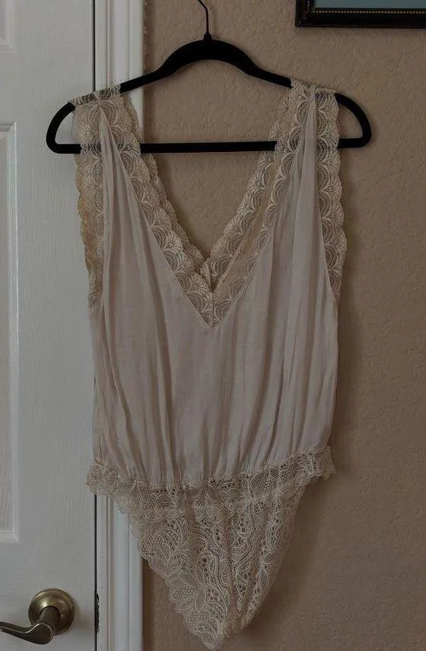 Free People light beige/cream lace detailed lingerie bodysuit going out top - Image 3