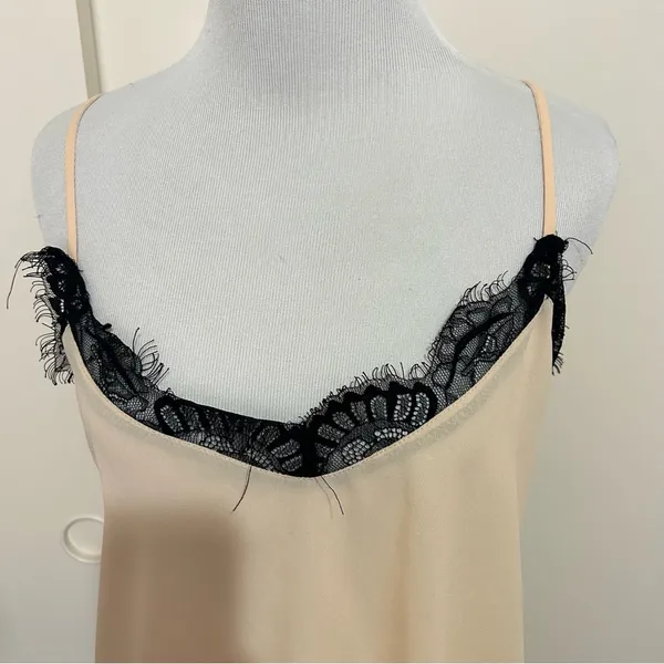 5/$30 🎈 Q & A medium nude lace trim camisole - Image 2