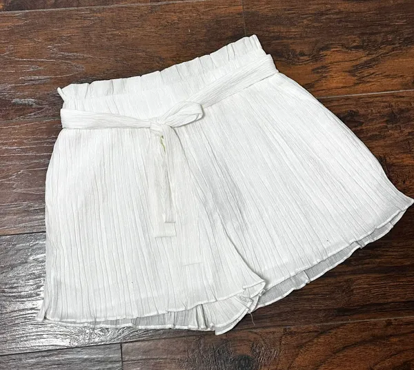 Lulus white pleated highwaisted paper bag shorts - Image 2