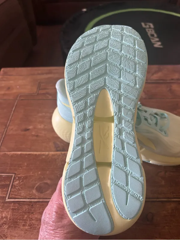 NWOT Ladies Reeboks - Image 4