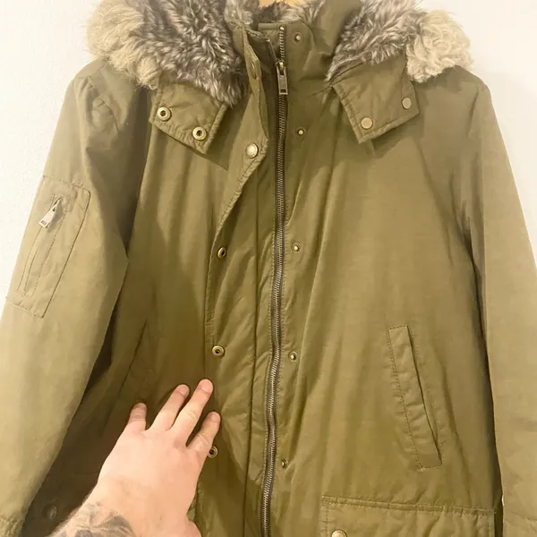 Banana Republic Women's Heavy Down Faux Fur Winter Coat - Medium - Image 2
