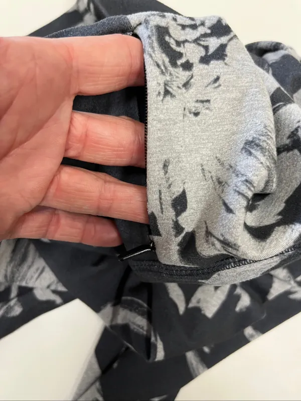Vuori Black & Light Gray Floral Active Leggings Size Small (?) - Image 5