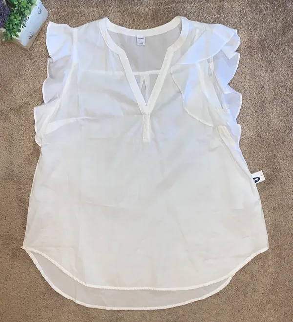 Old Navy Ruffled sleeveless top (L) - Image 4