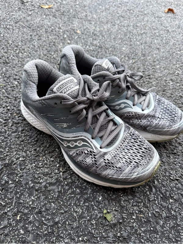 Saucony Ride 10 Everun Gray Running Shoes Women’s Size 7 - Image 2