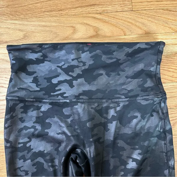 SPANX Faux Leather Glossy Camo Matte Black shaping slimming Leggings Sz L - Image 8