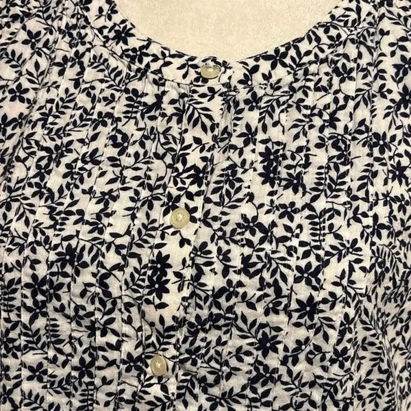 Gap Size M Sleeveless Pintuck Top Shirt Navy Blue Floral Print - Image 2