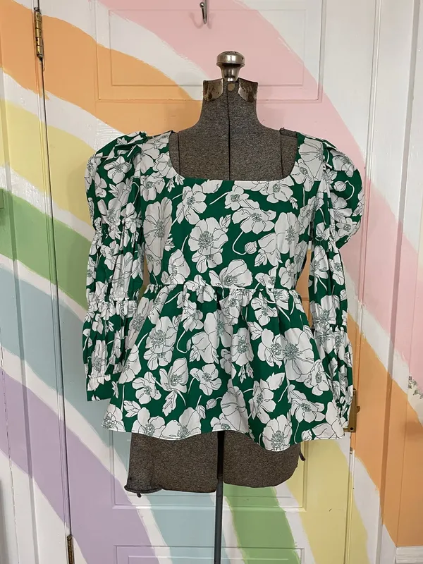 Tuckernuck Hyacinth House Green Floral Clemons Cotton Peplum Top Sz M 💛🎀 - Image 4
