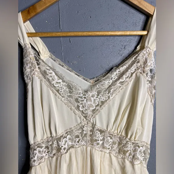 Vintage nightgown with lace detailing in size Small - Image 3