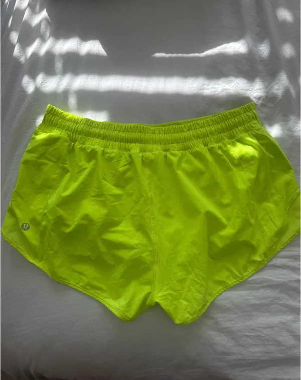 Lululemon Shorts Hotty Hot 2.5" Low-Rise - Image 2