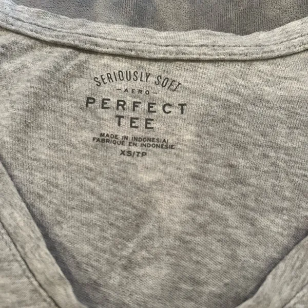 American Eagle Women's Gray V-Neck Tee - Image 4