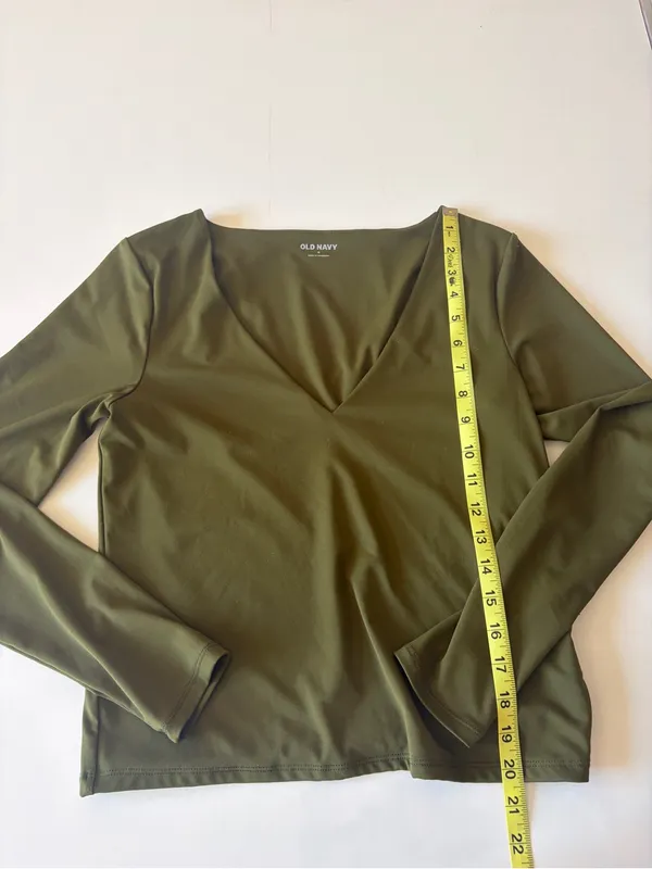 Old Navy Active Womens Olive Green cropped long sleeve workout V neck top medium - Image 2