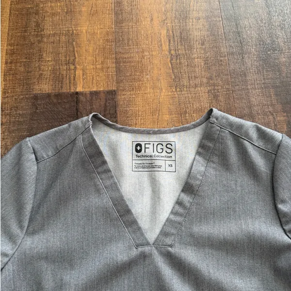 FIGS Casma Three Pocket Scrub Top Graphite Gray XS - Image 2