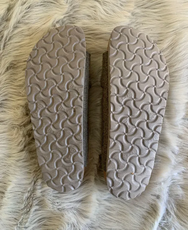 Birkenstock Women’s happy lamb wool Arizona sandals Size 7-7.5 - Image 7