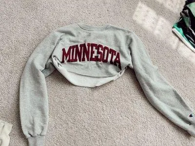 Champion Minnesota  sweatshirt cropped - Image 2