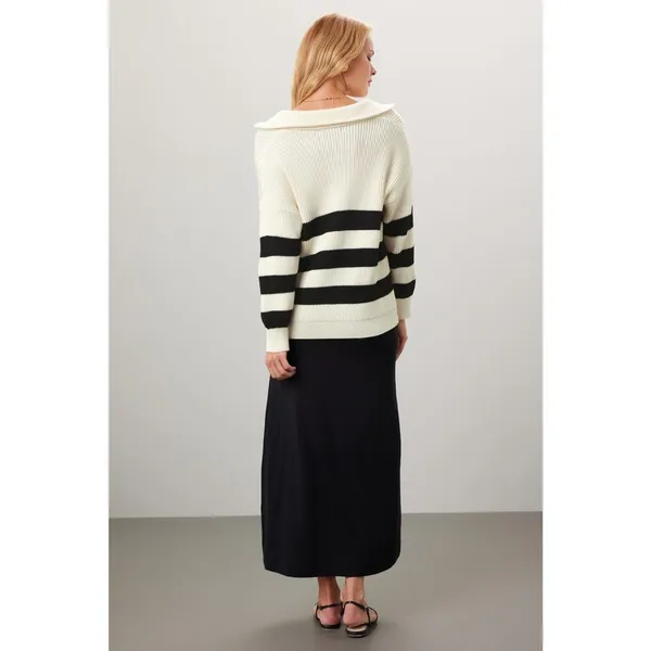 SOON Maternity Jenni Black White Striped Collared V-Neckline Sweater Size Medium - Image 2