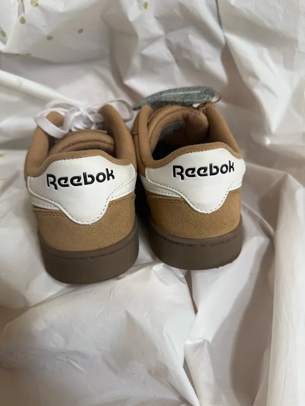 Reebok tan and white suede sneakers - Image 3